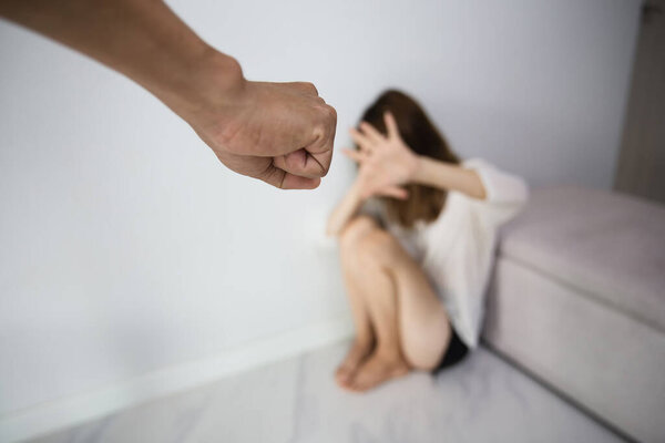  Мужчина собирается избить свою жену остановить насилие в отношении женщин, международный женский день