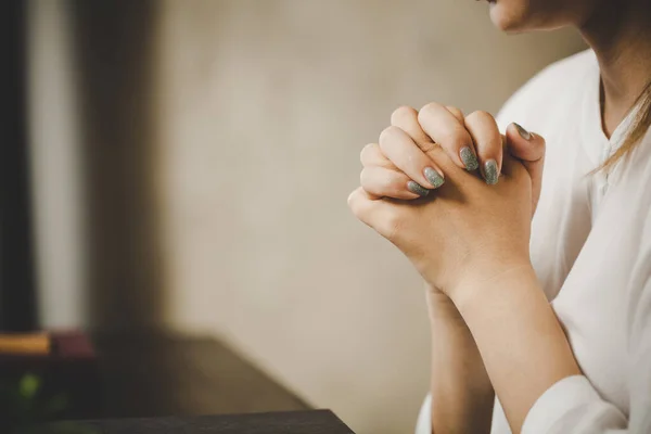 女性の礼拝を信じて祈る 家庭で一緒に祈ったり賛美したりしています 献身的または祈りの集会のコンセプト — ストック写真