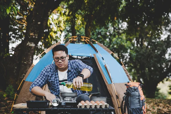 男子在露营假日煎蛋在潘 — 图库照片