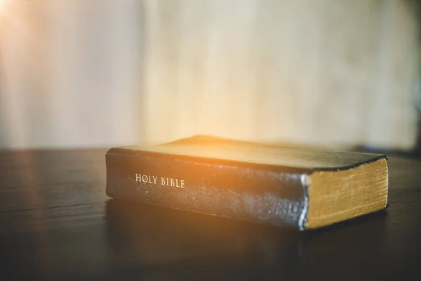 Antigua Biblia Sobre Mesa Madera — Foto de Stock