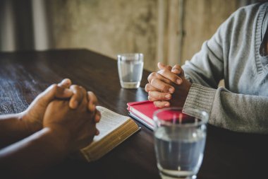 Hıristiyanlar Richard dua ve nimetlerine, İncil'de aramak için elele vardır. Onlar İncil okuma ve kopya alanı ile gospel paylaşımı.