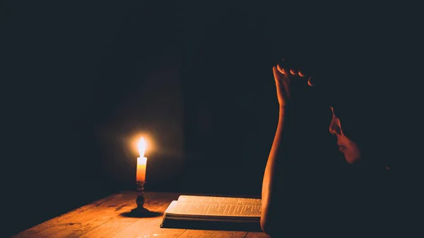 Женщина Молящаяся Зажженных Свечах Избирательно Фокусируется Красивый Золотой Фон Концепция — стоковое фото