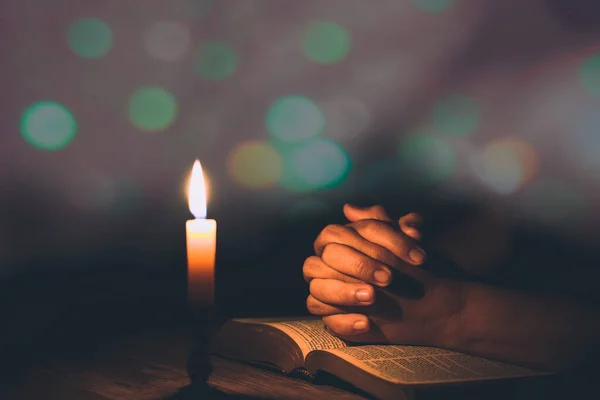 Kadın Elleri Kutsal Ncil Üzerine Dua Ediyor Mumlar Seçilmiş Odak — Stok fotoğraf