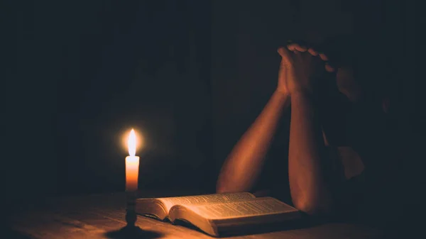 Mani Delle Donne Che Pregano Sulla Santa Bibbia Nella Luce — Foto Stock