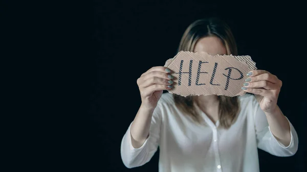 Verängstigte Und Misshandelte Frau Hält Papier Mit Handgeschriebenem Hilfeschild Stoppt — Stockfoto