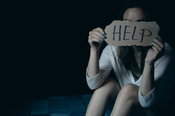 Налякана Зловживана Жінка Тримає Газету Підписом Стоп Сексуальне Насильство Концепція — стокове фото