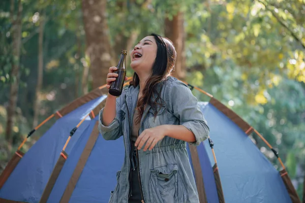 自然林で夏のキャンプでビールを飲むアジアの美しい女性 — ストック写真