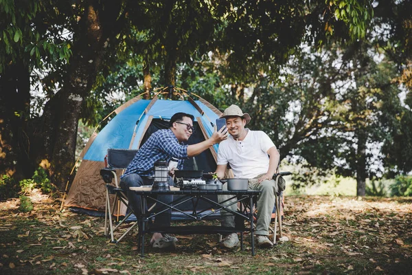 2人の親友がキャンプや料理に行く自然 — ストック写真