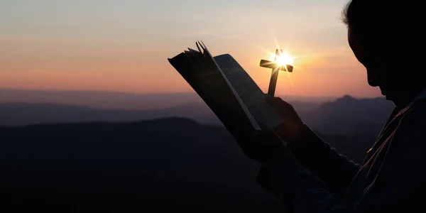 Силуэт Женщины Фоне Заката Женщина Поднимает Руки Солнечной Панораме Заката — стоковое фото