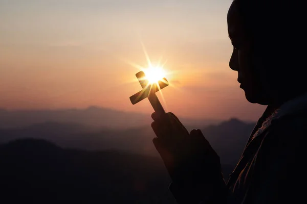 Menschliche Hand Hält Kreuz Mit Hellem Sonnenuntergang Hintergrund Christliches Konzept — Stockfoto