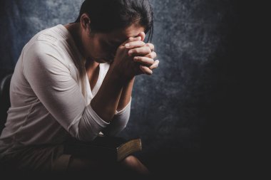 Hristiyan hayatı, Tanrı 'ya dua etmek. Daha iyi bir hayat dilemek için Tanrı 'ya dua et. Kadın elleri İncil 'le Tanrı' ya dua ediyor. Bağışlanmak için yalvarıyor ve iyiliğe inanıyordu..