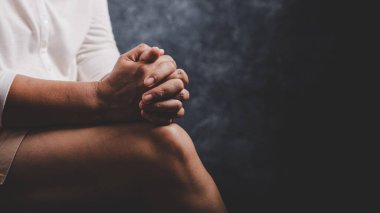 Hristiyan hayatı, Tanrı 'ya dua etmek. Daha iyi bir hayat dilemek için Tanrı 'ya dua et. Kadın elleri İncil 'le Tanrı' ya dua ediyor. Bağışlanmak için yalvarıyor ve iyiliğe inanıyordu..