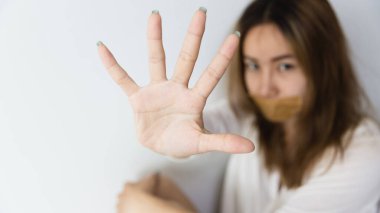 Kadınlar avuç içini kaldırır, kadınlara yönelik şiddeti ve cinsel istismarı durdurur Cinsel istismarı durdurur, Kadınlara yönelik şiddeti durdurur, Uluslararası Kadınlar Günü