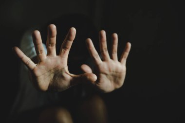 Gizlemek ve kendini terk edilmiş binada görüntü açısı esaret bulanıklık, kadın kadınlara, şiddet stop korumak çalışan istismar genç kadına Dünya Kadınlar günü