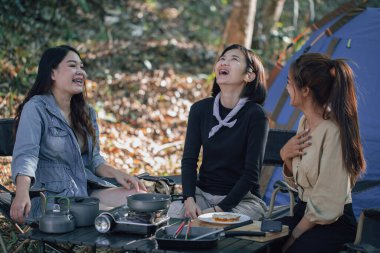 En iyi üç arkadaş kampa gider, sohbet eder, yumurta pişirir, kamp kavramının tadını çıkarırlar.