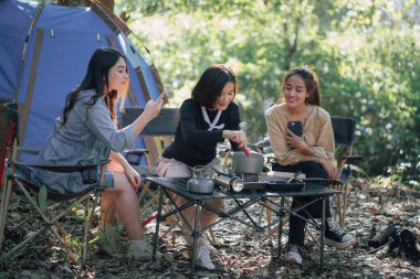 Üç kankam ormanda kamp yapar ve yemek pişirirken fotoğraf çektirirdi.