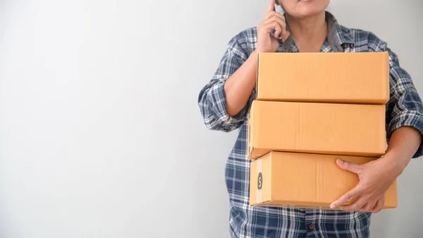 Asiatische Unternehmerin Überprüft Online Bestellungen Kundenaufträge Entgegenzunehmen Und Produkte Kartons — Stockfoto