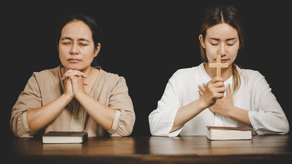 Dos Mujeres Rezando Adoración Creen Enfoque Suave Oración Alabanza Juntos — Foto de Stock