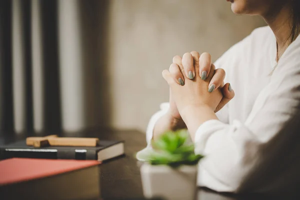 Dua Eden Bir Kadın Inanır Yumuşak Odaklanma Dua Etme Evde — Stok fotoğraf