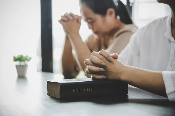 Δύο Γυναίκες Προσεύχονται Λατρεύουν Πιστεύουν Απαλή Εστίαση Προσευχή Και Έπαινος — Φωτογραφία Αρχείου