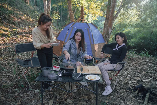 Tres Mejores Amigos Acampan Bosque Toman Fotos Mientras Cocinan —  Fotos de Stock