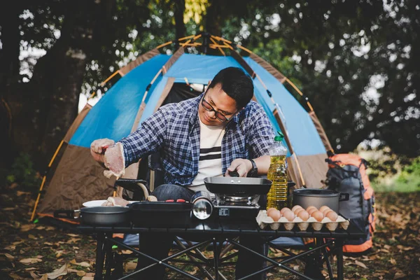 男On Camping Holiday Cooking Steak Pan — ストック写真