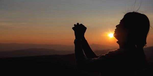 Силуэт Женщины Фоне Заката Женщина Поднимает Руки Солнечной Панораме Заката — стоковое фото