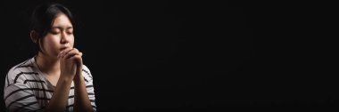 Banner Hristiyan hayatı kriz duası Tanrı 'ya. Panorama Kızı daha iyi bir hayat dilemek için Tanrı 'ya dua et.. 