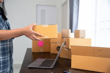 Kadın çevrimiçi mağazanın yakın görüntüsü küçük işletme sahibi satıcı girişimci paketleme paketi posta kutusu hazırlık teslimat paketi.