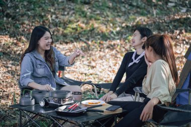 En iyi üç arkadaş kampa gider, sohbet eder, yumurta pişirir, kamp kavramının tadını çıkarırlar.