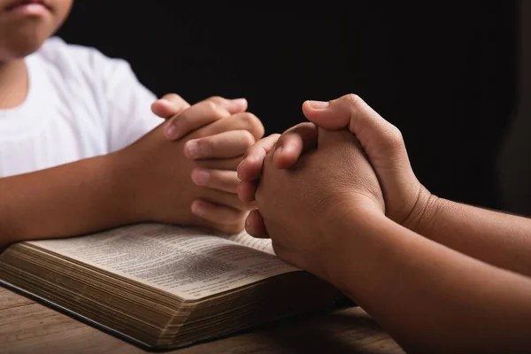 Gyermekek Imádkoznak Anyával Otthon Család Együtt Imádkozik Online Csoportos Istentisztelet — Stock Fotó