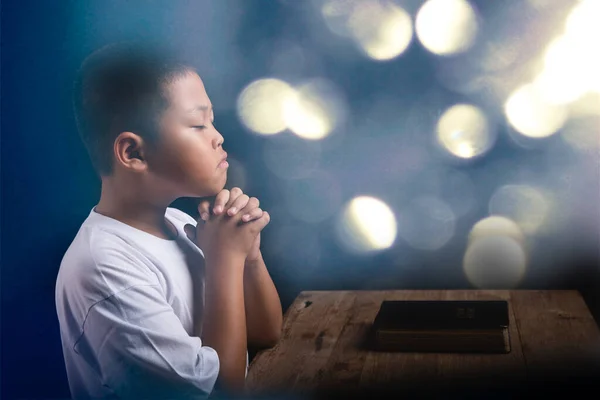 Fiú Imádkozik Istenhez Otthon Ima Világnapja Imádság Remény Hála Hála — Stock Fotó