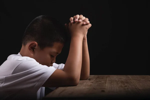 Αγόρι Προσεύχεται Στο Θεό Στο Σπίτι Παγκόσμια Ημέρα Προσευχής Διεθνής — Φωτογραφία Αρχείου