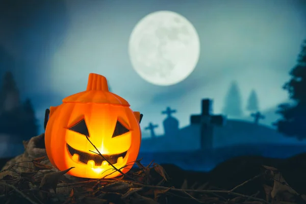Kísérteties Temető Halloween Tök Fény Éjszakában — Stock Fotó