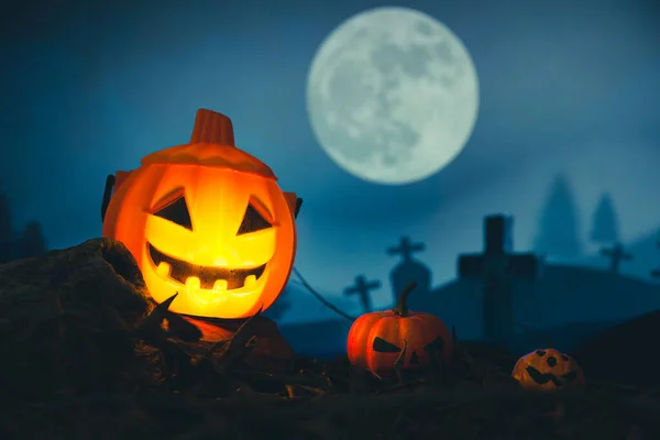 Cemitério Assustador Com Abóbora Halloween Brilhante Noite — Fotografia de Stock