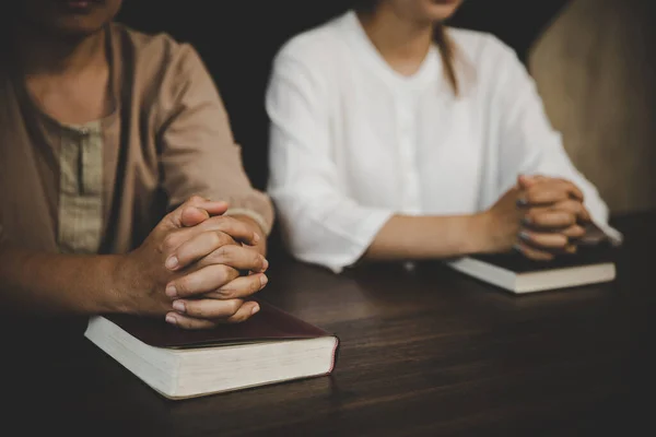 二人の女性が信仰を祈る 家庭で一緒に祈ったり賛美したりしています 献身的または祈りの集会のコンセプト — ストック写真