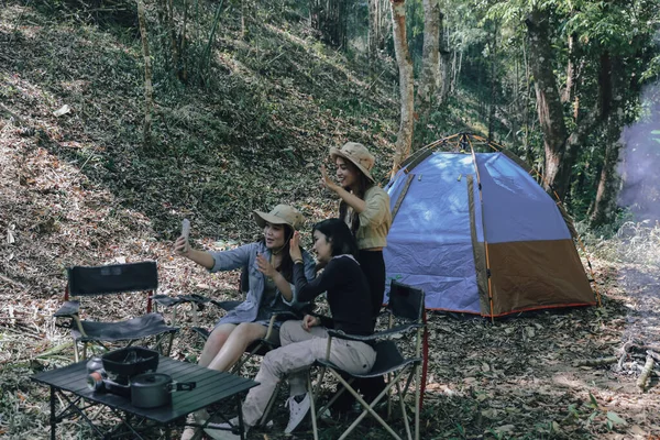 自然の中でキャンプテントキャンプ自然林で幸せな友人 ハイキングの概念 山での積極的な時間を — ストック写真