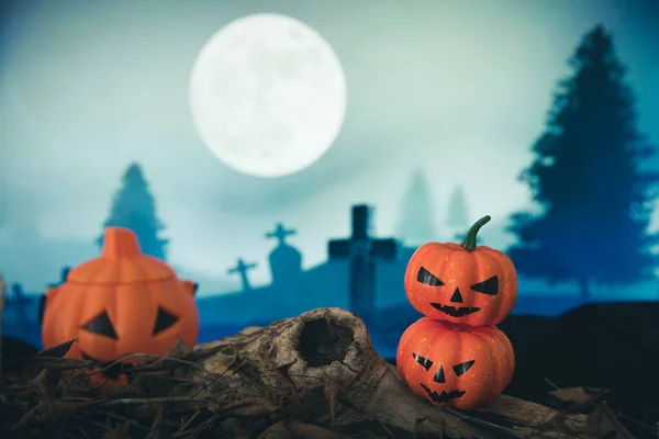 Halloween Dynia Głowa Jack Latarnia Płonących Świec Dynie Cmentarzu Upiorną — Zdjęcie stockowe