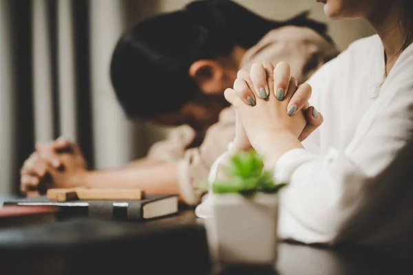 Duas Mulheres Rezando Adoração Acreditam Foco Suave Orando Louvando Juntos — Fotografia de Stock