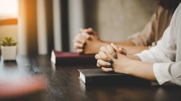 Duas Mulheres Rezando Adoração Acreditam Foco Suave Orando Louvando Juntos — Fotografia de Stock