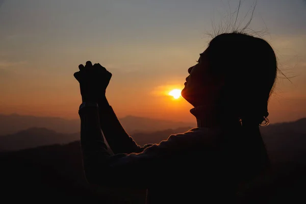Silhouet Vrouw Zonsondergang Achtergrond Een Vrouw Die Zijn Handen Opsteekt — Stockfoto