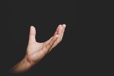 Kapatın Asyalı Hristiyan kadın elleri dua ve ibadet kilisede siyah arka plan, inanç, maneviyat ve din kavramı