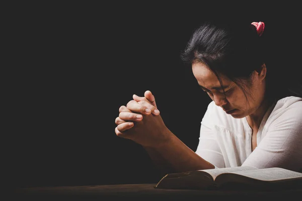 Christian Woman Hand Holy Bible Pray Worship Thank God Church — Φωτογραφία Αρχείου