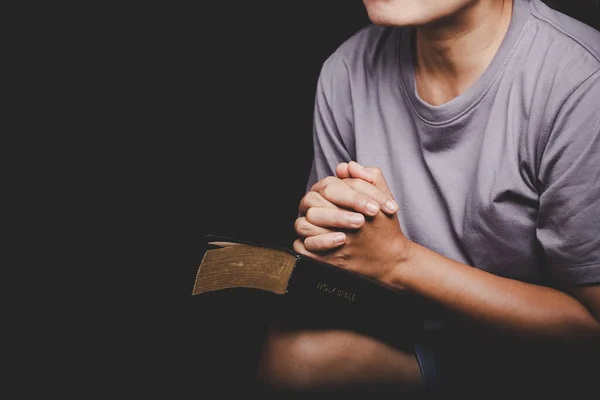 Close Christian Woman Hand Holy Bible Pray Worship Thank God — Foto Stock