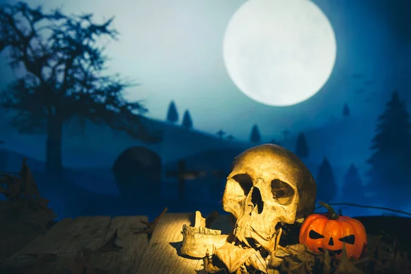 Schedel Griezelige Begraafplaats Met Gloed Halloween Pompoen Nacht — Stockfoto