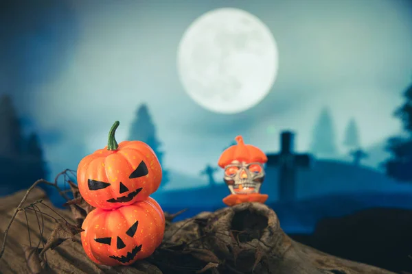 Halloweenpompoenkopkriellantaarn Met Brandende Kaarsen Pompoenen Kerkhof Griezelige Nacht Halloween Achtergrond — Stockfoto