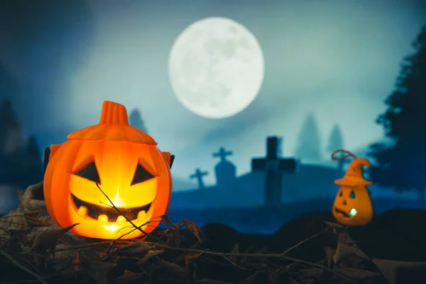 Cemitério Assustador Com Abóbora Halloween Brilhante Noite — Fotografia de Stock