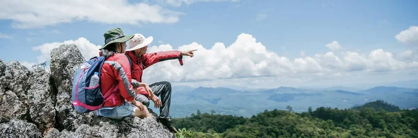 Young Tourist Couple Watching Spectacular Mountain Scenery High Mountains Man — Fotografia de Stock
