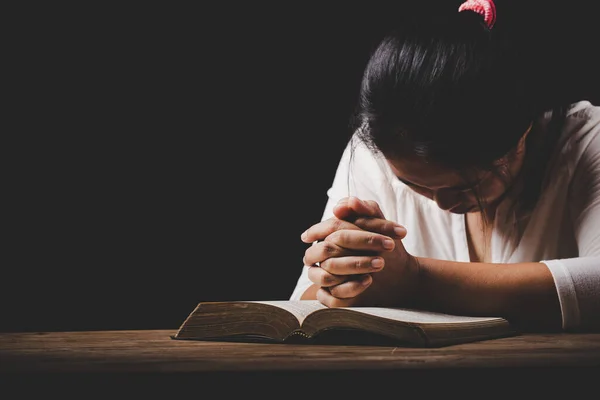 Християнська Жіноча Рука Святій Біблії Молитва Поклоніння Дякувати Богу Церкві — стокове фото