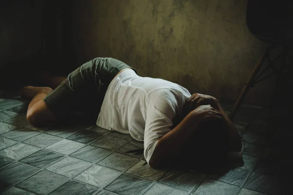 沮丧的年轻妇女 遭受家庭暴力和强奸 被殴打和强奸躺在地板上 — 图库照片